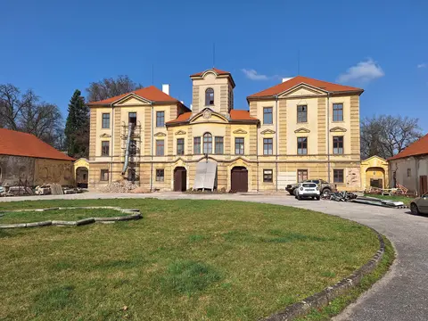 Fasáda zámku Lázně Bělohrad